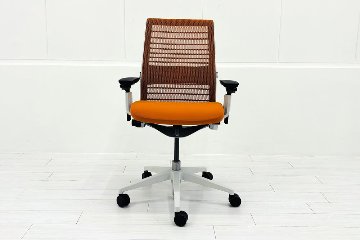 スチールケース シンクチェア 中古 2018年製 Steelcase Think 可動肘 中古オフィス家具 465A300 タンジェリンの画像