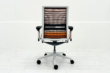 スチールケース シンクチェア 中古 2018年製 Steelcase Think 可動肘 中古オフィス家具 465A300 タンジェリンの画像
