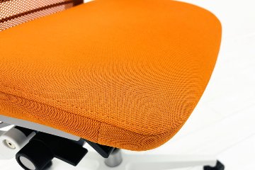 スチールケース シンクチェア 中古 2018年製 Steelcase Think 可動肘 中古オフィス家具 465A300 タンジェリンの画像