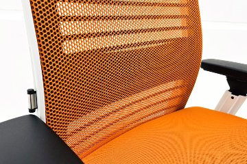 スチールケース シンクチェア 中古 2018年製 Steelcase Think 可動肘 中古オフィス家具 465A300 タンジェリンの画像