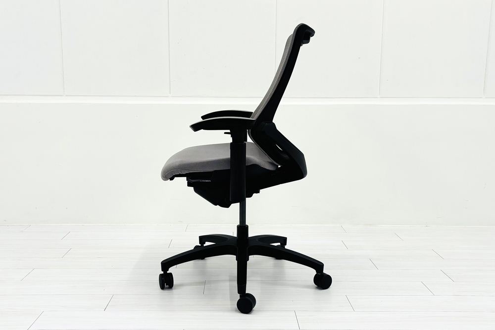 イトーキ エフチェア 2019年製 中古 オフィスチェア ハイバックメッシュ 可動肘 事務椅子 ITOKI 中古オフィス家具 ライトグレーの画像