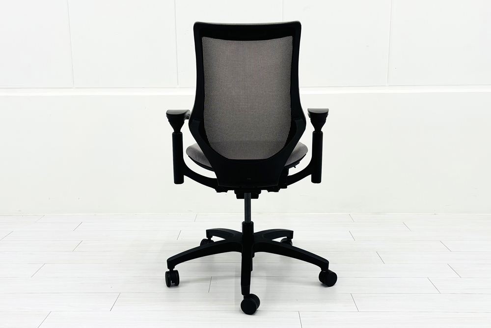 イトーキ エフチェア 2019年製 中古 オフィスチェア ハイバックメッシュ 可動肘 事務椅子 ITOKI 中古オフィス家具 ライトグレーの画像
