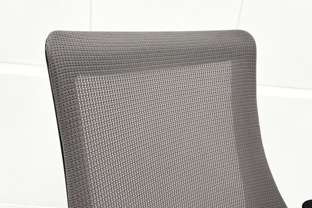イトーキ エフチェア 2019年製 中古 オフィスチェア ハイバックメッシュ 可動肘 事務椅子 ITOKI 中古オフィス家具 ライトグレーの画像