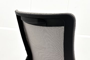 イトーキ エフチェア 2019年製 中古 オフィスチェア ハイバックメッシュ 可動肘 事務椅子 ITOKI 中古オフィス家具 ライトグレーの画像