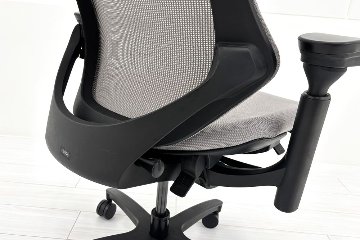 イトーキ エフチェア 2019年製 中古 オフィスチェア ハイバックメッシュ 可動肘 事務椅子 ITOKI 中古オフィス家具 ライトグレーの画像