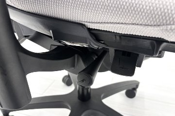 イトーキ エフチェア 2019年製 中古 オフィスチェア ハイバックメッシュ 可動肘 事務椅子 ITOKI 中古オフィス家具 ライトグレーの画像