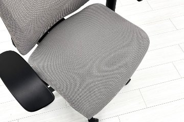 イトーキ エフチェア 2019年製 中古 オフィスチェア ハイバックメッシュ 可動肘 事務椅子 ITOKI 中古オフィス家具 ライトグレーの画像