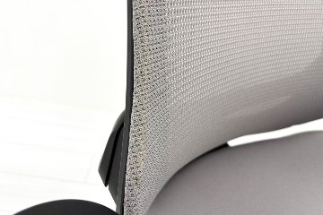 イトーキ エフチェア 2019年製 中古 オフィスチェア ハイバックメッシュ 可動肘 事務椅子 ITOKI 中古オフィス家具 ライトグレーの画像