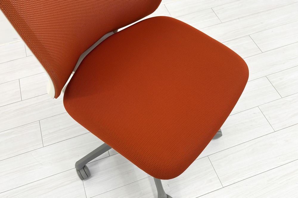 フルーエントチェア 2017年製 中古 オカムラ Fluent 中古オフィス家具 オフィスチェア クッション ローバック 肘無 オレンジレッドの画像