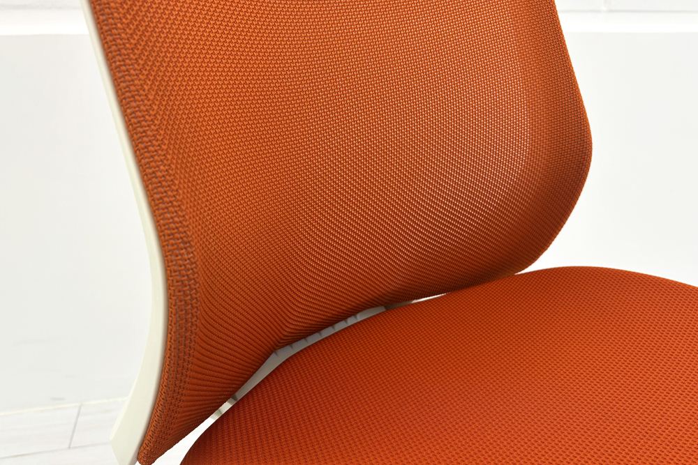 フルーエントチェア 2017年製 中古 オカムラ Fluent 中古オフィス家具 オフィスチェア クッション ローバック 肘無 オレンジレッドの画像