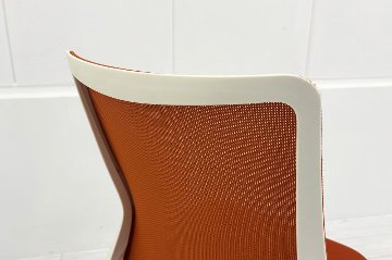 フルーエントチェア 2017年製 中古 オカムラ Fluent 中古オフィス家具 オフィスチェア クッション ローバック 肘無 オレンジレッドの画像