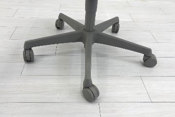 フルーエントチェア 2017年製 中古 オカムラ Fluent 中古オフィス家具 オフィスチェア クッション ローバック 肘無 オレンジレッドの画像