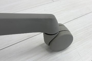 フルーエントチェア 2017年製 中古 オカムラ Fluent 中古オフィス家具 オフィスチェア クッション ローバック 肘無 オレンジレッドの画像