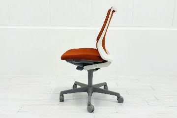 フルーエントチェア 2017年製 中古 オカムラ Fluent 中古オフィス家具 オフィスチェア クッション ローバック 肘無 オレンジレッドの画像