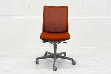 フルーエントチェア 2017年製 中古 オカムラ Fluent 中古オフィス家具 オフィスチェア クッション ローバック 肘無 オレンジレッドの画像