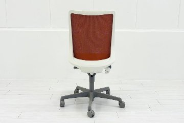 フルーエントチェア 2017年製 中古 オカムラ Fluent 中古オフィス家具 オフィスチェア クッション ローバック 肘無 オレンジレッドの画像