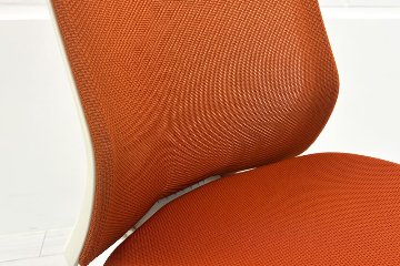 フルーエントチェア 2017年製 中古 オカムラ Fluent 中古オフィス家具 オフィスチェア クッション ローバック 肘無 オレンジレッドの画像