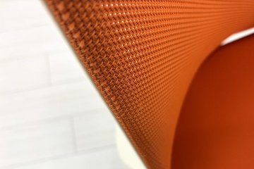 フルーエントチェア 2017年製 中古 オカムラ Fluent 中古オフィス家具 オフィスチェア クッション ローバック 肘無 オレンジレッドの画像