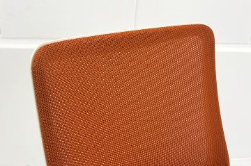 フルーエントチェア 2017年製 中古 オカムラ Fluent 中古オフィス家具 オフィスチェア クッション ローバック 肘無 オレンジレッドの画像