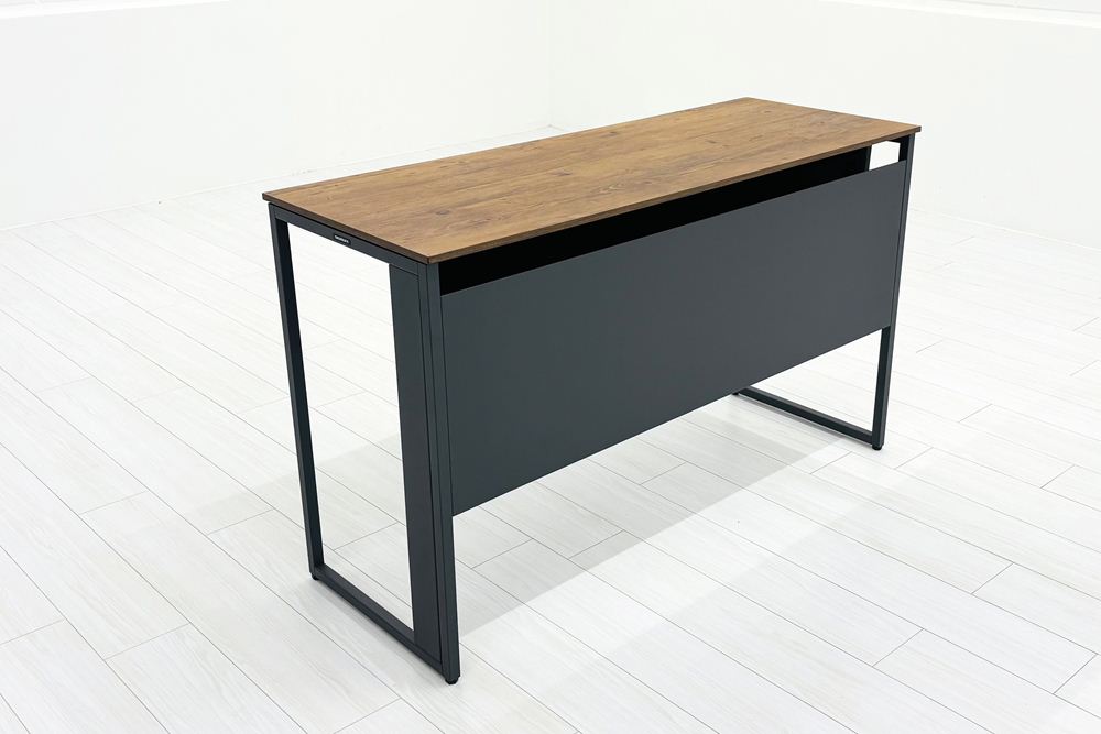 オカムラ ソリスト SOLISTE 平机 中古 中古オフィス家具 事務机 1200/450/720 ラスティックパイン/ダークグレーの画像