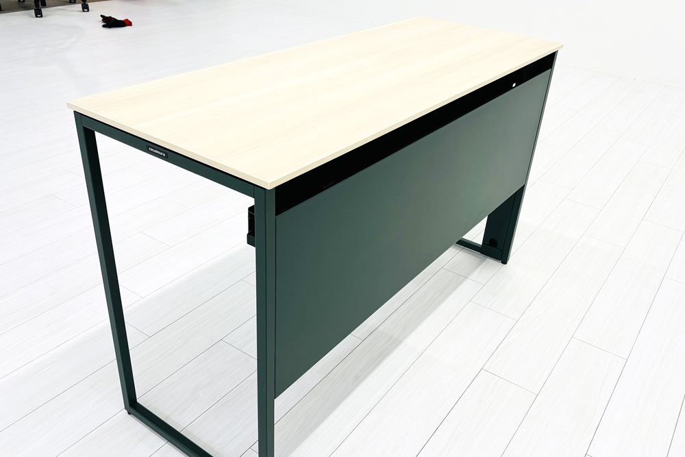 オカムラ ソリスト SOLISTE 平机 中古 中古オフィス家具 事務机 1200/450/720 プライズウッドライト/ダークグリーンの画像