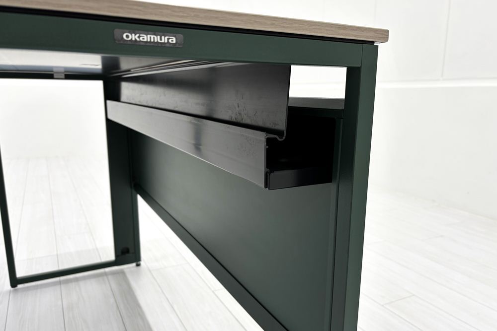 オカムラ ソリスト SOLISTE 平机 中古 中古オフィス家具 事務机 1200/450/720 プライズウッドミディアム/ダークグリーンの画像