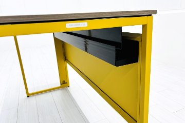 オカムラ ソリスト SOLISTE 平机 中古 中古オフィス家具 事務机 1200/450/720 プライズウッドミディアム/イエローの画像