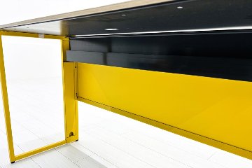 オカムラ ソリスト SOLISTE 平机 中古 中古オフィス家具 事務机 1200/450/720 チョークドエルム/イエローの画像