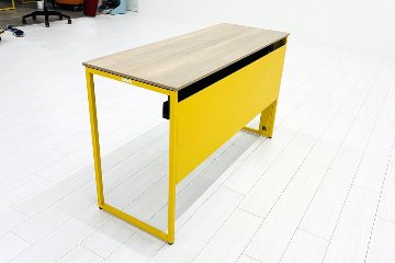オカムラ ソリスト SOLISTE 平机 中古 中古オフィス家具 事務机 1200/450/720 チョークドエルム/イエローの画像