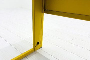 オカムラ ソリスト SOLISTE 平机 中古 中古オフィス家具 事務机 1200/450/720 チョークドエルム/イエローの画像