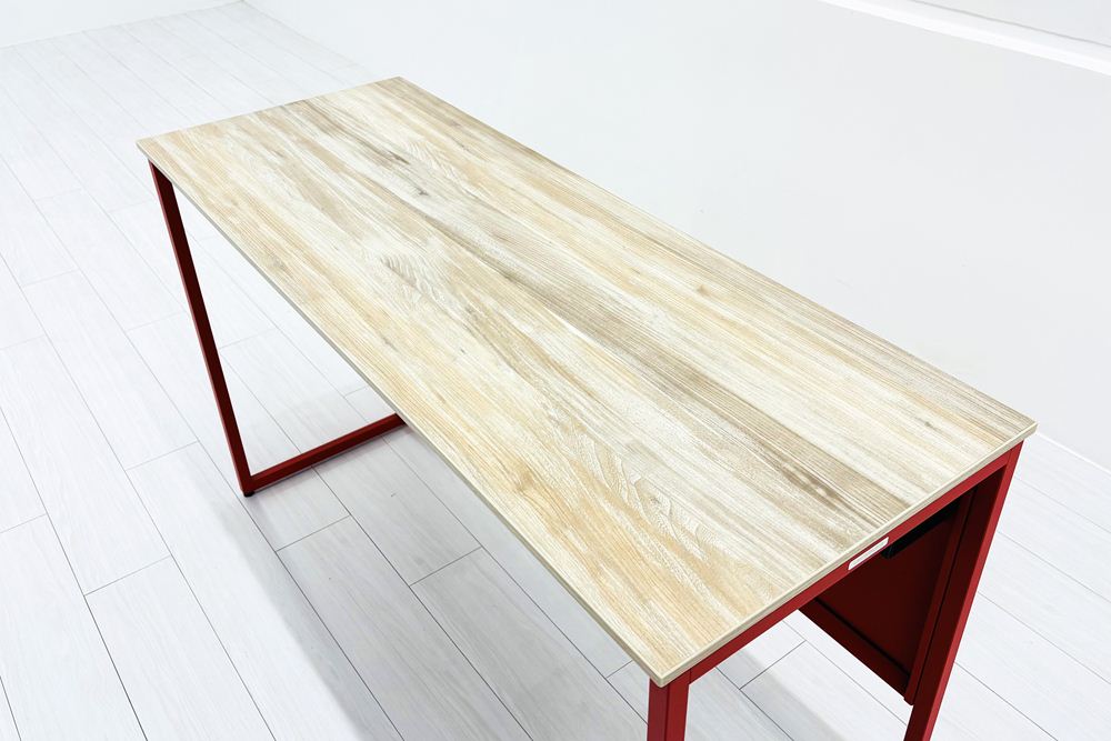 オカムラ ソリスト SOLISTE 平机 中古 中古オフィス家具 事務机 1200/450/720 プライズウッドライト/オレンジレッドの画像