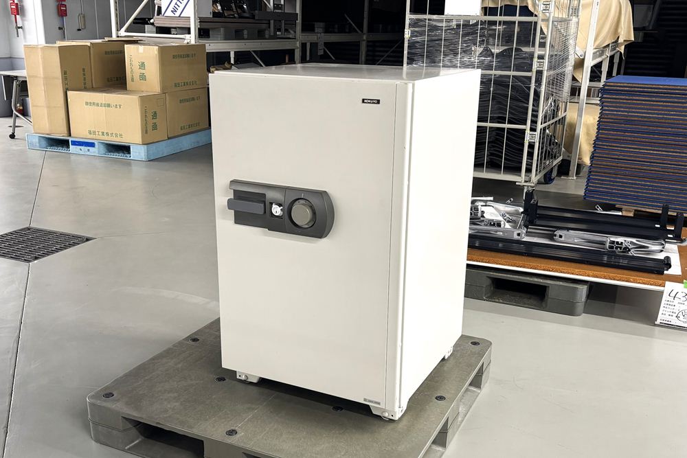 コクヨ ダイヤル式 オフィス用耐火金庫 カギ付き 中古 中古オフィス家具 業務用耐火金庫 650/650/1040の画像