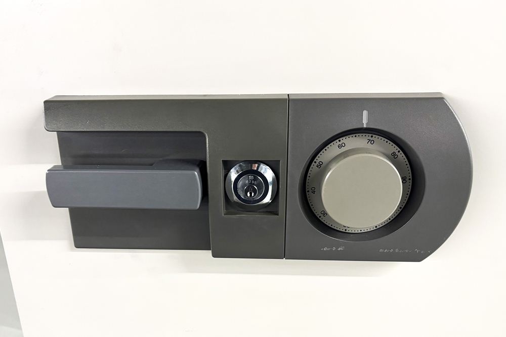 コクヨ ダイヤル式 オフィス用耐火金庫 カギ付き 中古 中古オフィス家具 業務用耐火金庫 650/650/1040の画像
