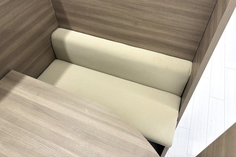 Bresta 個室ブース オカムラ ブレスタ 中古 集中ブース 中古オフィス家具 ソファブース 1200/1200/1460 右ソファの画像