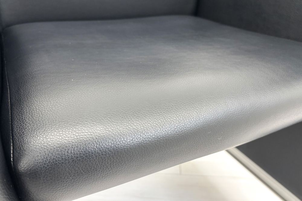オカムラ 8346Mシリーズ ミーティングチェア 【4脚セット】 多目的チェア 中古オフィス家具 応接椅子 上下昇降タイプ ブラックの画像