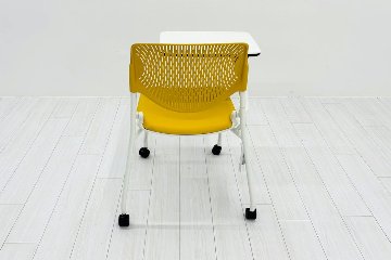 【4脚セット】 中古 オカムラ ネスティングチェア ルナチェア Runa(ルナ)シリーズ ミーティングチェア 多目的チェア テーブル付 イエローの画像