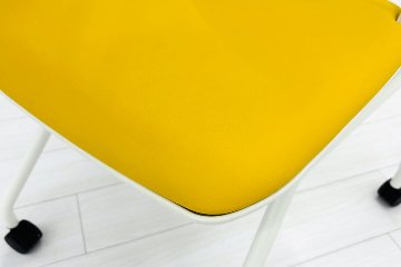 【4脚セット】 中古 オカムラ ネスティングチェア ルナチェア Runa(ルナ)シリーズ ミーティングチェア 多目的チェア テーブル付 イエローの画像