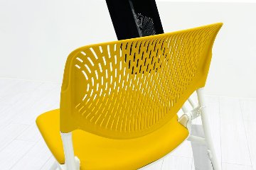 【4脚セット】 中古 オカムラ ネスティングチェア ルナチェア Runa(ルナ)シリーズ ミーティングチェア 多目的チェア テーブル付 イエローの画像