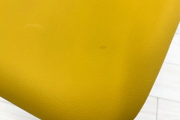 ルナチェア 中古 オカムラ ネスティングチェア Runa(ルナ)シリーズ ミーティングチェア 多目的チェア テーブル付 イエローの画像