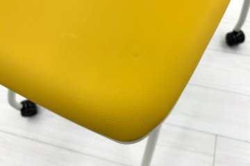 ルナチェア 中古 オカムラ ネスティングチェア Runa(ルナ)シリーズ ミーティングチェア 多目的チェア テーブル付 イエローの画像