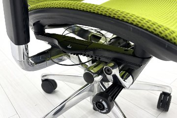 【ポリッシュ脚ピカピカ磨き有！】オカムラ コンテッサチェア 中古 2016年製 エクストラハイバック メッシュ 大型ヘッドレスト 中古オフィス家具 ライムグリーンの画像