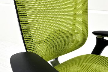 【ポリッシュ脚ピカピカ磨き有！】オカムラ コンテッサチェア 中古 2016年製 エクストラハイバック メッシュ 大型ヘッドレスト 中古オフィス家具 ライムグリーンの画像