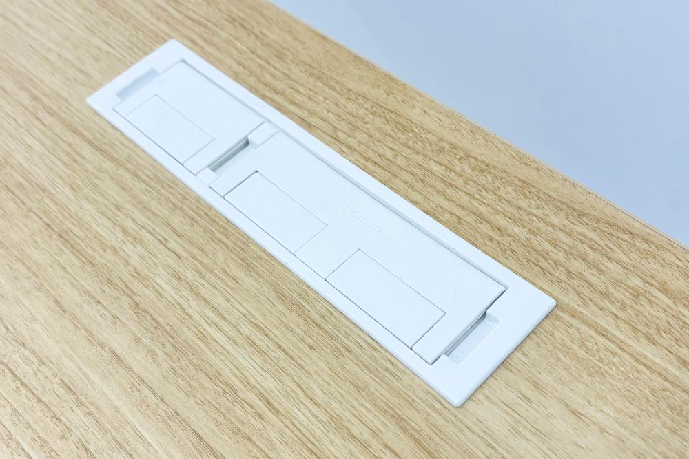 オカムラ スイフト 電動昇降デスク 中古 木目 幅1150 中古オフィス家具 1150/675/650～1250の画像