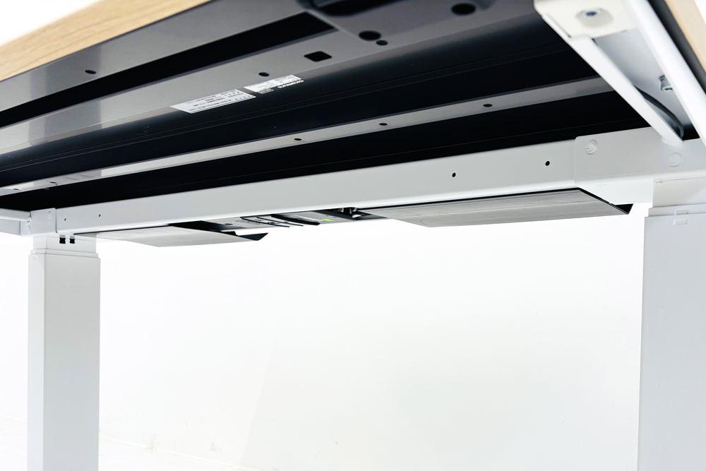 オカムラ スイフト 電動昇降デスク 中古 木目 幅1150 中古オフィス家具 1150/675/650～1250の画像
