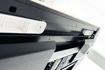 オカムラ スイフト 電動昇降デスク 中古 木目 幅1150 中古オフィス家具 1150/675/650～1250の画像