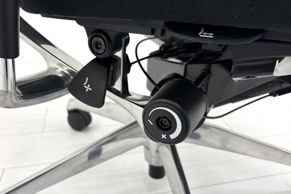 【ポリッシュ脚ピカピカ磨き有！】バロンチェア 中古 2023年製 オカムラ グラデーションメッシュ エクストラハイバック 可動肘 中古オフィス家具 可動ヘッドレスト ブラックの画像