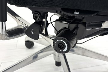 【ポリッシュ脚ピカピカ磨き有！】バロンチェア 中古 2023年製 オカムラ グラデーションメッシュ エクストラハイバック 可動肘 中古オフィス家具 可動ヘッドレスト ブラックの画像
