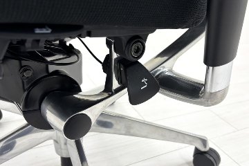 【ポリッシュ脚ピカピカ磨き有！】バロンチェア 中古 2023年製 オカムラ グラデーションメッシュ エクストラハイバック 可動肘 中古オフィス家具 可動ヘッドレスト ブラックの画像