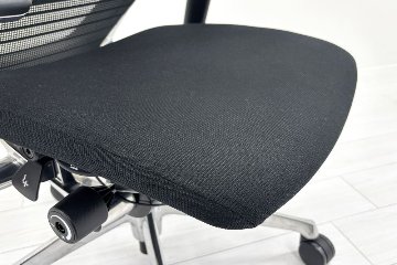 【ポリッシュ脚ピカピカ磨き有！】バロンチェア 中古 2023年製 オカムラ グラデーションメッシュ エクストラハイバック 可動肘 中古オフィス家具 可動ヘッドレスト ブラックの画像