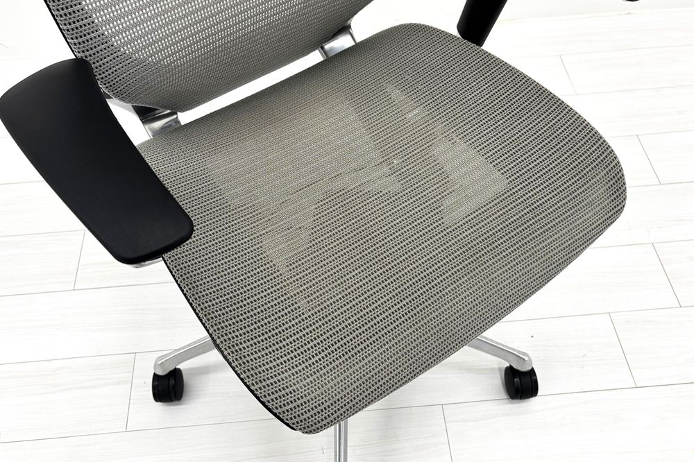 中古 バロンチェア オカムラ OKAMURA Baron 中古オフィス家具 ハイバックメッシュ 可動肘 ライトグレーの画像